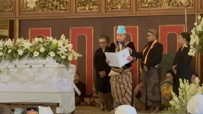 Putra mahkota Keraton Kasunanan Surakarta Hadiningrat KGPAA Hamengkunegoro atau akrab disapa Gusti Purboyo memproklamirkan diri sebagai Paku Buwono (PB) XIV jelang pemberangkatan jenazah PB XIII ke Makan Raja-Raja Mataram di Imogiri, Bantul, Yogyakar