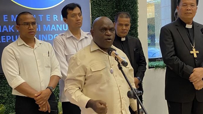 Menteri HAM Natalius Pigai (tengah) menjawab pertanyaan wartawan di Kantor Kementerian HAM, Jakarta, Rabu, 5 November 2025. ANTARA/Fath Putra Mulya.