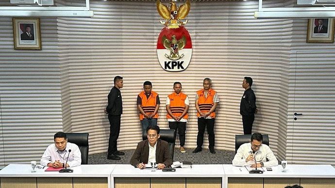 Wakil Ketua Komisi Pemberantasan Korupsi Johanis Tanak (depan, tengah) bersama Pelaksana Tugas Deputi Penindakan dan Eksekusi KPK Asep Guntur Rahayu (depan, kiri) dan Juru Bicara KPK Budi Prasetyo (depan, kanan) memperlihatkan ketiga tersangka kasus dugaan korupsi dalam bentuk pemerasan di lingkungan Pemerintah Provinsi Riau tahun anggaran 2025, yakni (kiri-kanan) Tenaga Ahli Gubernur Riau Dani M. Nursalam, Gubernur Riau Abdul Wahid, dan Kepala Dinas PUPRPKPP Riau M. Arief Setiawan di Gedung Merah Putih KPK, Jakarta, Rabu 5 November 2025. ANTARA/Rio Feisal/am.
