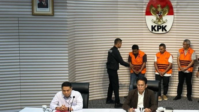 Wakil Ketua Komisi Pemberantasan Korupsi Johanis Tanak (depan, kanan) bersama Pelaksana Tugas Deputi Penindakan dan Eksekusi KPK Asep Guntur Rahayu (depan, kiri) memperlihatkan ketiga tersangka kasus dugaan korupsi dalam bentuk pemerasan di lingkunga