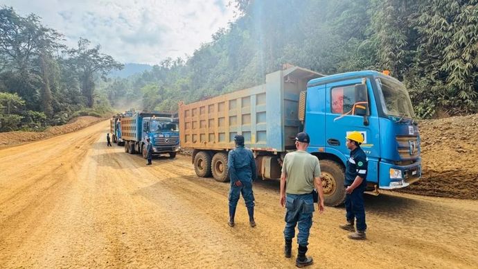Petugas mengamankan truk di lokasi pertambangan ilegal di kawasan Hutan Produksi Terbatas di Kabupaten Morowali, Sulawesi Tengah pada 25 Oktober-4 November 2025. ANTARA/HO-Kemenhut