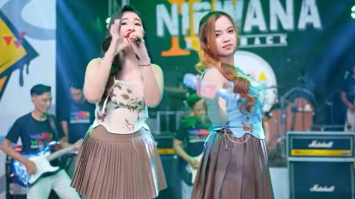Ajeng Febria dan Adinda Rahma Goyang Musik Soundcore Siang Ini