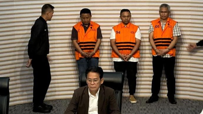 Wakil Ketua Komisi Pemberantasan Korupsi (KPK) Johanis Tanak (depan) menampilkan Gubernur Riau Abdul Wahid (belakang, kedua kanan) sebagai tersangka kasus dugaan korupsi terkait pemerasan di Pemerintah Provinsi Riau tahun anggaran 2025, di Gedung Merah Putih KPK, Jakarta, Rabu 5 November 2025. ANTARA/Rio Feisal