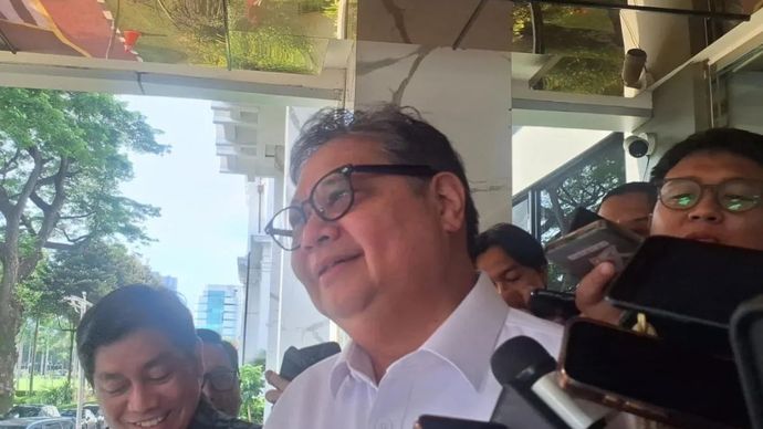 Menteri Koordinator (Menko) Bidang Perekonomian Airlangga Hartarto dalam wawancara cegat di Kantor Kemenko Perekonomian, Jakarta, Rabu, 5 November 2025. (ANTARA/ Muhammad Heriyanto)