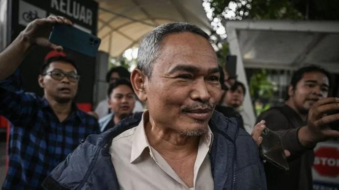 Tersangka kasus dugaan korupsi yang juga anggota DPR Fraksi Partai NasDem Satori (tengah) menghindari wartawan usai menjalani pemeriksaan di Gedung Merah Putih KPK, Jakarta, Kamis (11/9/2025). Satori diperiksa sebagai saksi dalam kasus dugaan korupsi dana corporate social responsibility (CSR) di Bank Indonesia (BI) dan Otoritas Jasa Keuangan (OJK). ANTARA FOTO/Fauzan/bar.