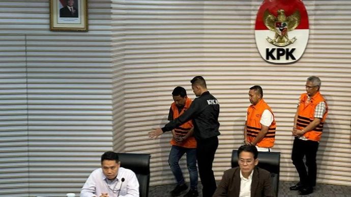 Wakil Ketua Komisi Pemberantasan Korupsi Johanis Tanak (depan, kanan) bersama Pelaksana Tugas Deputi Penindakan dan Eksekusi KPK Asep Guntur Rahayu (depan, kiri) memperlihatkan ketiga tersangka kasus dugaan korupsi dalam bentuk pemerasan di lingkungan Pemerintah Provinsi Riau tahun anggaran 2025, yakni (kiri-kanan) Tenaga Ahli Gubernur Riau Dani M. Nursalam, Gubernur Riau Abdul Wahid, dan Kepala Dinas PUPRPKPP Riau M. Arief Setiawan di Gedung Merah Putih KPK, Jakarta, Rabu 5 November 2025. ANTARA/Rio Feisal/am.