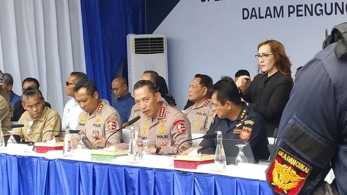 Kapolri Jenderal Pol. Listyo Sigit Prabowo (kedua dari kanan) berbicara dalam konferensi pers dugaan pelanggaran ekspor produk turunan CPO (crude palm oil) di kawasan Jakarta Utara, Kamis 6 November 2025. (ANTARA/Nadia Putri Rahmani)