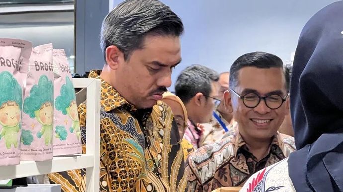 Menteri Usaha Mikro, Kecil, dan Menengah (UMKM) Maman Abdurrahman mengunjungi pameran UMKM dalam Expo Keuangan dan Seminar Syariah (EKSiS) yang digelar di Jakarta, Kamis 6 November 2025. (ANTARA/Putu Indah Savitri)