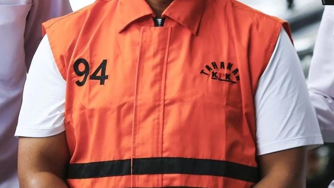 Gubernur Riau Abdul Wahid mengenakan rompi tahanan usai menjalani pemeriksaan di Gedung Merah Putih KPK, Jakarta, Rabu (5/11/2025). KPK menahan tiga tersangka kasus dugaan korupsi dalam bentuk pemerasan di lingkungan Pemprov Riau tahun anggaran 2025 dan menyita uang senilai Rp1,6 miliar terdiri dari 9.000 paun dan 3.000 dolar AS. ANTARA FOTO/Asprilla Dwi Adha/rwa. (ANTARA FOTO/ASPRILLA DWI ADHA)