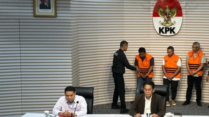 Wakil Ketua Komisi Pemberantasan Korupsi Johanis Tanak (depan, kanan) bersama Pelaksana Tugas Deputi Penindakan dan Eksekusi KPK Asep Guntur Rahayu (depan, kiri) memperlihatkan ketiga tersangka kasus dugaan korupsi dalam bentuk pemerasan di lingkungan Pemerintah Provinsi Riau tahun anggaran 2025, yakni (kiri-kanan) Tenaga Ahli Gubernur Riau Dani M. Nursalam, Gubernur Riau Abdul Wahid, dan Kepala Dinas PUPRPKPP Riau M. Arief Setiawan di Gedung Merah Putih KPK, Jakarta, Rabu 5 November 2025. (ANTARA/Rio Feisal)