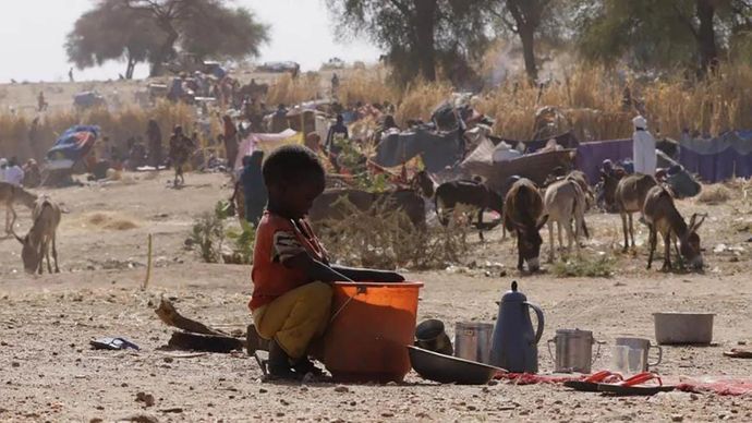 Arsip - Seorang bocah mencari makanan di kamp pengungsi di El Fasher, Darfur Utara, Sudan 9 Juli 2025. (ANTARA/Xinhua/HO-UNICEF/aa)
