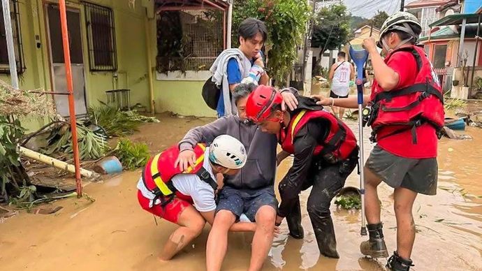Tim penyelamat dari Palang Merah Filipina mengevakuasi warga dari rumah mereka setelah banjir akibat hujan deras akibat topan Kalmaegi di Provinsi Cebu, Filipina, pada 4 November 2025. Topan Kalmaegi telah menghantam Filipina pada Senin malam, menewaskan sedikitnya satu orang dan berdampak pada hampir 60.000 orang di Filipina tengah dan selatan. ANTARA/Xinhua/ HO Philippine Red Cross