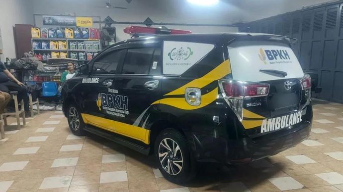 Satu unit ambulans berlogo Badan Pengelola Keuangan Haji yang disita Komisi Pemberantasan Korupsi dari anggota Komisi VIII DPR RI sekaligus tersangka kasus dugaan korupsi terkait penyaluran dana tanggung jawab sosial dan lingkungan perusahaan (corporate social responsibility/CSR) Bank Indonesia dan Otoritas Jasa Keuangan, yakni Satori (ST), dan dipotret di Cirebon, Jawa Barat, Selasa 4 November 2025. ANTARA/HO-KPK.