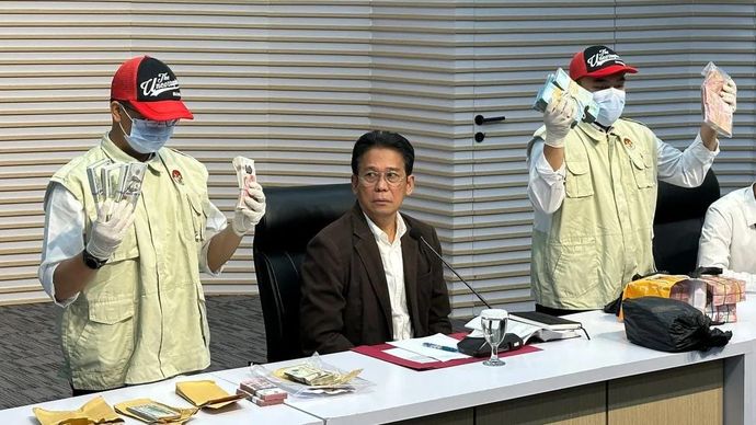Wakil Ketua Komisi Pemberantasan Korupsi Johanis Tanak (tengah) memperhatikan kedua petugas yang memegang sejumlah uang yang disita terkait kasus dugaan pemerasan di lingkungan Pemerintah Provinsi Riau tahun anggaran 2025, di Gedung Merah Putih KPK, Jakarta, Rabu 5 November 2025. (ANTARA/Rio Feisal)