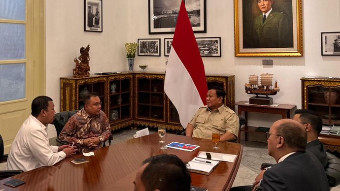 Presiden Prabowo Subianto melakukan pertemuan dengan sejumlah pejabat negara di Istana Merdeka,