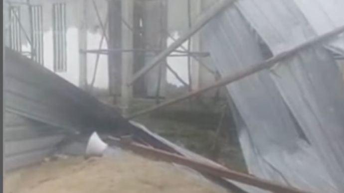 Masjid Nurul Hijrah di Desa Tongalino, Kecamatan Lembo, Kabupaten Konawe Utara (Konut), Sulawesi Tenggara (Sultra), mengalami kerusakan akibat diterjang angin kencang pada Selasa (4/11/2025) sekitar pukul 15.30 Wita. Sejumlah bagian atap masjid tersebut terlepas saat diterpa angin disertai hujan deras.