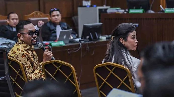 Bendahara Umum Partai NasDem sekaligus Anggota DPR Ahmad Sahroni (kiri) dan Ketua Umum Garda Wanita (Garnita) Malahayati Partai NasDem yang merupakan anak kandung Syahrul Yasin Limpo, Indira Chunda Thita Syahrul (kanan) memberikan keterangan saat bersaksi pada persidangan kasus pemerasan dan gratifikasi di Kementerian Pertanian dengan terdakwa Syahrul Yasin Limpo di Pengadilan Tipikor, Jakarta, Rabu 5 Juni 2024. ANTARA FOTO/Galih Pradipta/rwa.
