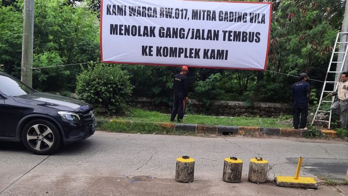 Warga perumahan di Kelapa Gading menolak adanya jalan tembus. 