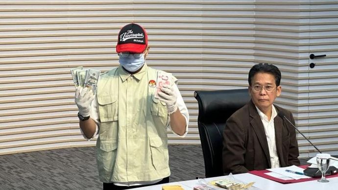 Wakil Ketua Komisi Pemberantasan Korupsi Johanis Tanak (kanan) memperhatikan petugas yang memperlihatkan sejumlah uang yang disita terkait kasus dugaan pemerasan di lingkungan Pemerintah Provinsi Riau tahun anggaran 2025, di Gedung Merah Putih KPK, Jakarta, Rabu 5 November 2025. ANTARA/Rio Feisal