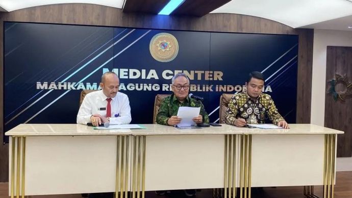 Ketua Umum Pengurus Pusat Ikatan Hakim Indonesia Yasardin (tengah) menyampaikan keterangan kepada pers di Media Center Mahkamah Agung, Kamis 6 November 2025. ANTARA/Fath Putra Mulya