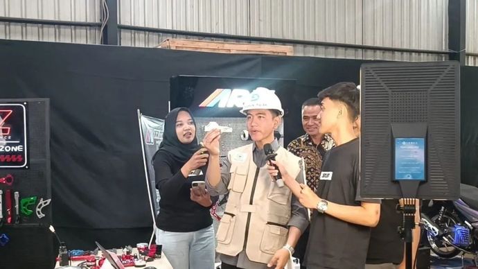 Wakil Presiden Gibran Rakabuming Raka turut melakukan siaran langsung &ldquo;live&rdquo; TikTok bersama host saat mengunjungi pabrik manufaktur lokal DTech-Engineering di Salatiga, Jawa Tengah, Jumat, 7 November 2025. ANTARA/Mentari Dwi Gayati