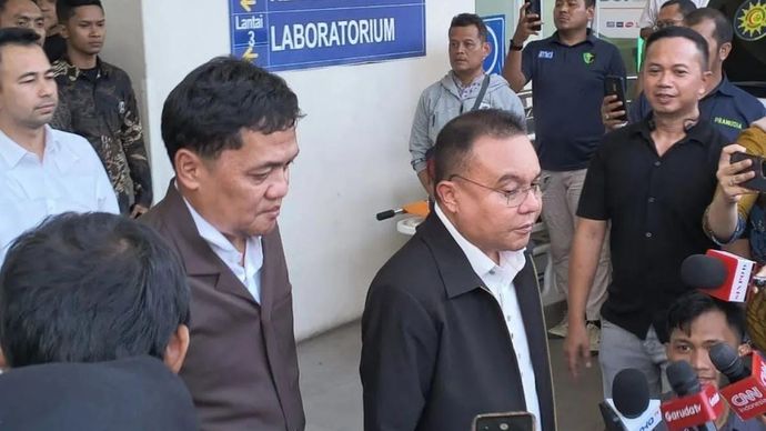 Wakil Ketua DPR RI Sufmi Dasco Ahmad dan Ketua Komisi III DPR RI Habiburokhman saat mengunjungi Rumah Sakit Islam Cempaka Putih, Jakarta, Jumat 7 November 2025. (ANTARA/Bagus Ahmad Rizaldi)