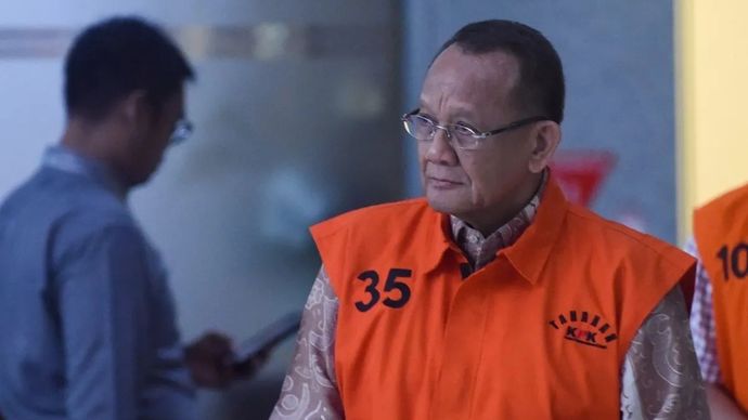 Tersangka kasus dugaan Tindak Pidana Pencucian Uang (TPPU) di lingkungan Mahkamah Agung (MA) Nurhadi (kanan) berjalan menuju mobil tahanan usai menjalani pemeriksaan di Gedung Merah Putih KPK, Jakarta, Jumat, 24 Oktober 2025. ANTARA FOTO/Indrianto Eko Suwarso/foc.