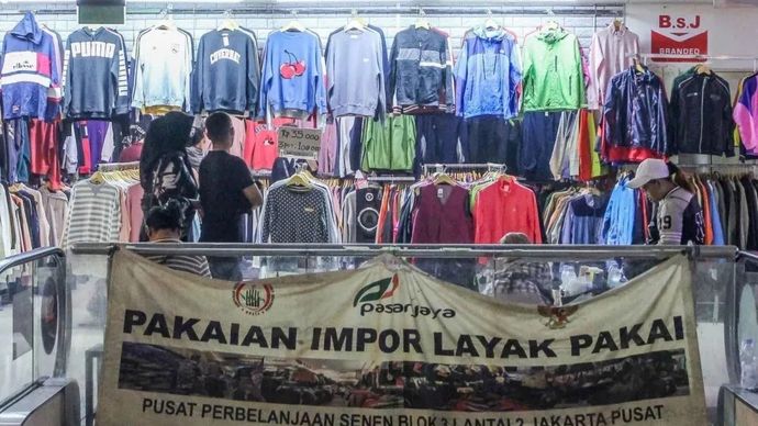 Calon pembeli melihat pakaian bekas yang dijual di Pasar Senen, Jakarta, Jumat, 24 Oktober 2025. Menteri Keuangan Purbaya Yudhi Sadewa mengatakan pihaknya akan melarang praktik impor bal pakaian bekas ilegal dalam karung atau balpres karena dapat merugikan negara dan beresiko terhadap kesehatan sekaligus sebagai upaya pemerintah untuk melindungi industri tekstil dalam negeri. (ANTARA FOTO/Naufal Khoirulloh/nym.)