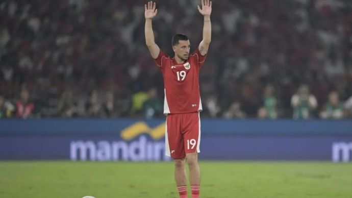 Pesepak bola Timnas Indonesia Thom Jan Haye bersiap mengambil tendangan bebas pada pertandingan Kualifikasi Piala Dunia 2026 putaran ketiga Grup C melawan Timnas China di Stadion Utama Gelora Bung Karno, Jakarta, Kamis 5 Juni 2025. (ANTARA FOTO/Bayu Pratama S/Lmo/tom.)