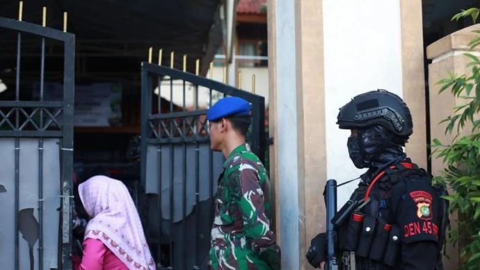 Anggota Polisi Militer Angkatan Laut dan Brimob Polri berjaga pasca terjadi ledakan di SMAN 72 Jakarta, Jumat 7 November 2025. ANTARA FOTO/Reno Esnir/sgd/foc.