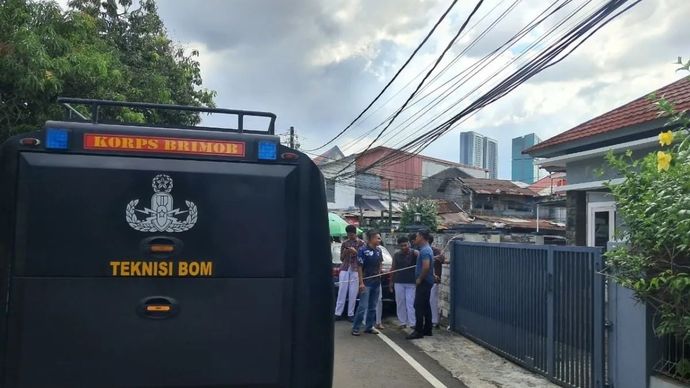 Mobil Penjinak Bom berdiri di depan SMAN 72 Jakarta usai ledakan pada Jumat, 7 November 2025. (ANTARA/Mario Sofia Nasution)