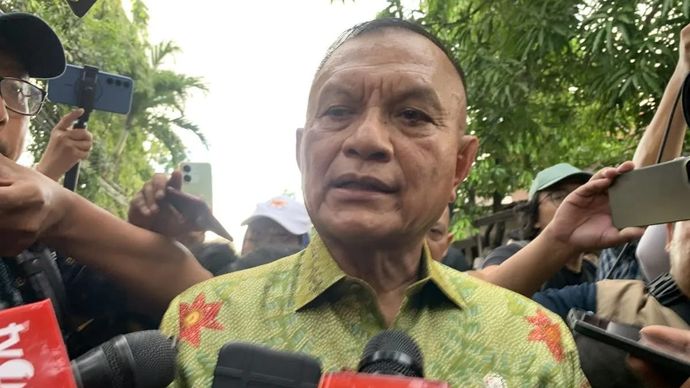 Wakil Menteri Koordinator Bidang Politik dan Keamanan Lodewijk Freidrich Paulus usai meninau lokasi SMAN 72 Jakarta, Jumat 7 November 2025 ANTARA/Mario Sofia Nasution