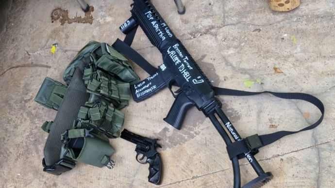 Senjata airsoft gun laras panjang yang ditemukan di sekitar TKP ledakan di masjid kompleks SMAN 72 Jakarta. 