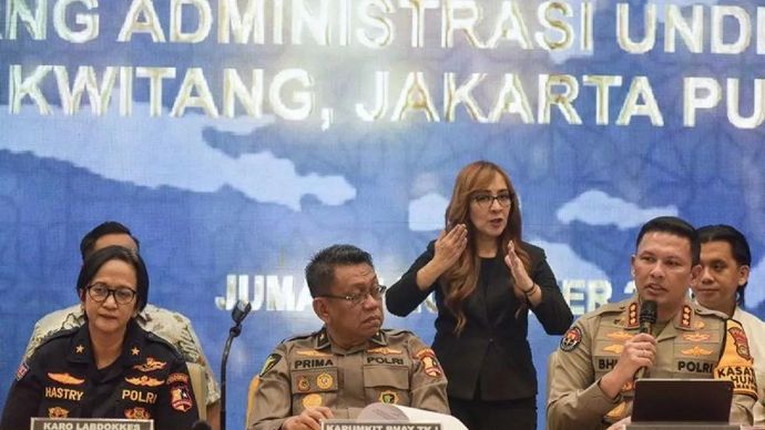 Kepala Rumah Sakit Bhayangkara TK I Pusdokkes Polri Brigjen Pol Prima Heru Yulihartono (tengah), Karo Labdokkes Polri, Brigjen Pol Sumy Hastry Purwanti (kiri) dan Kabid Humas Polda Metro Jaya Kombes Budi Hermanto (kanan) memberikan keterangan pada konferensi pers mengenai penemuan dua kerangka mayat di gedung ACC Kwitang, Rumah Sakit Polri, Jakarta Timur, Jumat (7/11/2025). Hasil tes DNA oleh Bhayangkara TK. I Pusdokkes Polri terhadap dua kerangka manusia itu identik dengan Reno Syahputra Dewo dan Muhammad Farhan Hamid, dua orang yang dinyatakan hilang pascakerusuhan 29 Agustus 2025. ANTARA FOTO/Fakhri Hermansyah/bar/pri.