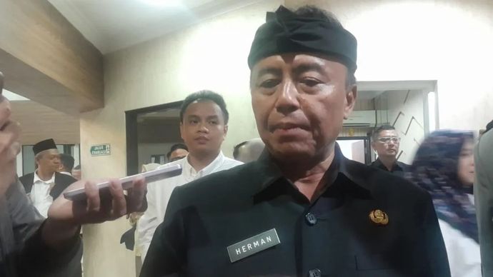 Sekretaris Daerah (Sekda) Provinsi Jawa Barat Herman Suryatman memberikan keterangan di Gedung DPRD Jabar Bandung, Kamis, 6 November 2025. ANTARA/Ricky Prayoga