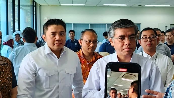 Menteri Ketenagakerjaan (Menaker) Yassierli (kanan) bersama dengan Sekretaris Kabinet (Seskab) Teddy Indra Wijaya (kiri) meninjau program Magang Nasional di PT Denso Indonesia, Cikarang, Bekasi, Jawa Barat, Jumat, 7 November 29025. ANTARA/Muzdaffar Fauzan.