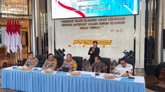 Kapolda Metro Jaya Irjen Pol Asep Edi Suheri saat konferensi pers 8 tersangka kasus tuduhan ijazah palsu Jokowi. 