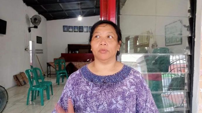 Ketua RT 07 Kelurahan Kelapa Gading Barat Krissensiana Orol Hotmatua saat diwawancara di samping SMAN 72 Jakarta, Kelapa Gading, Jakarta Utara, Jumat 7 November 2025. ANTARA/Mario Sofia Nasution