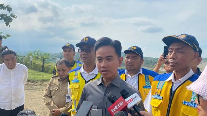 Wakil Presiden Gibran Rakabuming Raka memberikan keterangan usai meninjau Bendungan Jragung di Kabupaten Semarang, Jawa Tengah, Jumat, 7 November 2025. ANTARA/Mentari Dwi Gayati