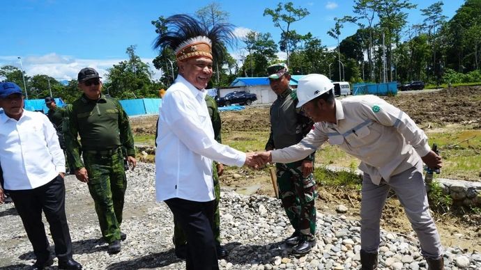 Menko Polkam kunjungi PT Freeprot Indonesia di Timika, Papua Tengah, Kamis, 6 November 2025. ANTARA/Walda Marison.