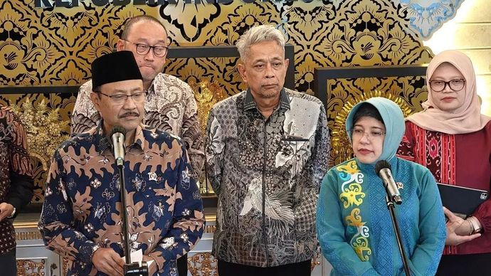 Menteri Sosial Saifullah Yusuf dan Kepala Badan Pusat Statistik (BPS) Amalia Adininggar Widyasanti memberikan keterangan terkait hasil verifikasi data keluarga penerima bantuan sosial (bansos) dan bantuan langsung tunai sementar (BLTS) di Kantor Kementerian Sosial, Salemba, Jakarta, Jumat 7 November 2025 malam. ANTARA/M Riezko Bima Elko Prasetyo