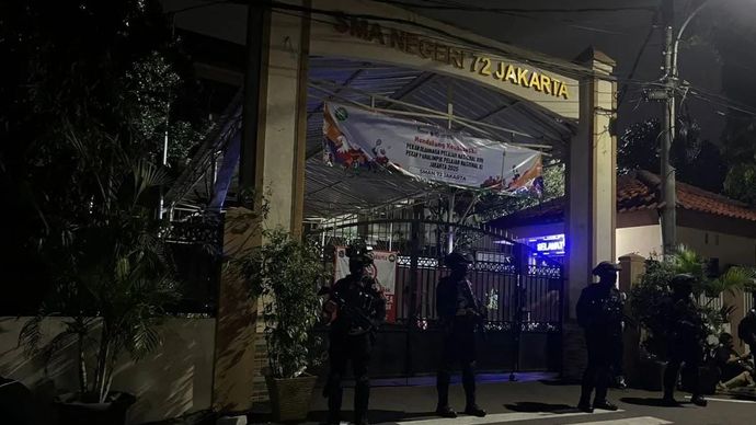 Petugas masih berjaga di depan gerbang SMAN 72 Jakarta,Kelapa Gading, Jakarta Utara pada Jumat 7 November 2025 malam. ANTARA/Mario Sofia Nasution