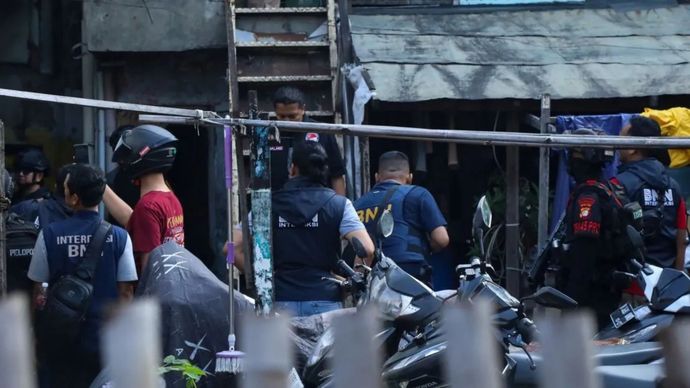Tim Gabungan BNN-Polri melakukan penggerebekan sarang narkoba di Kampung Bahari, Jakarta, Jumat (7/11/2025).