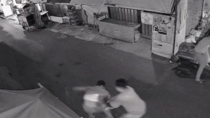 Rekaman kamera pengawas (CCTV) seorang petugas Pertahanan Sipil (Hansip) di Cakung Barat, Jakarta Timur yang tewas tertembak dua pelaku pencurian sepeda motor, Sabtu (8/11/2025) pagi.