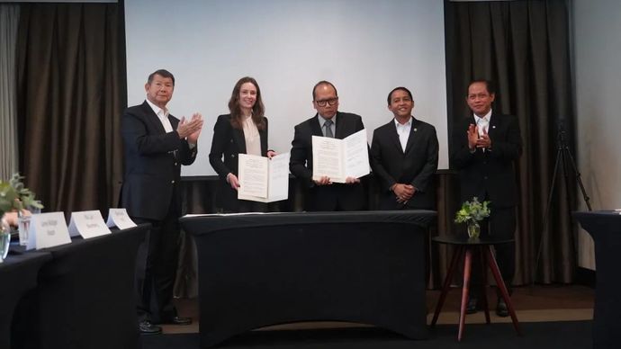 Menhut Raja Juli Antoni (kedua kanan), Menteri LH Hanif Faisol Nurofiq (kanan) dan Utusan Khusus Presiden RI Bidang Perubahan Iklim dan Energi, Hashim Djojohadikusumo dalam penandatanganan MoU dengan ICVCM di Sao Paulo, Brasil 8 November 2025 ANTARA/HO-Kemenhut
