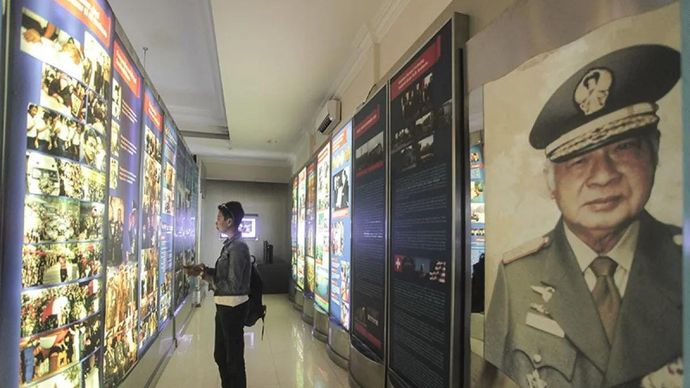 Arsip foto - Pengunjung mengamati koleksi museum yang dipamerkan di Museum HM Soeharto, Kemusuk, Argomulyo, Sedayu, Bantul, DI Yogyakarta, Senin 19 Maret 2018. ANTARA FOTO/Andreas Fitri Atmoko/aww/aa.