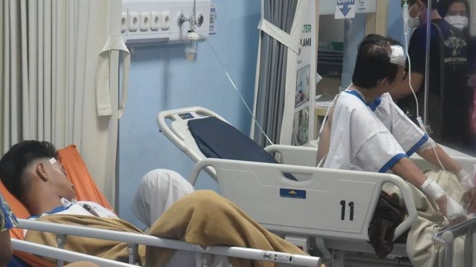 Sejumlah korban ledakan SMA 72 menjalani perawatan di Rumah Sakit Islam Cempaka Putih, Jakarta Pusat, Jumat, 7 November 2025. Menurut data posko Polda Metro Jaya sebanyak 32 orang korban luka menjalani perawatan di Rumah Sakit tersebut dari total korban 55 orang akibat ledakan di SMA 72 Jakarta Utara. ANTARA FOTO/Fakhri Hermansyah/foc.