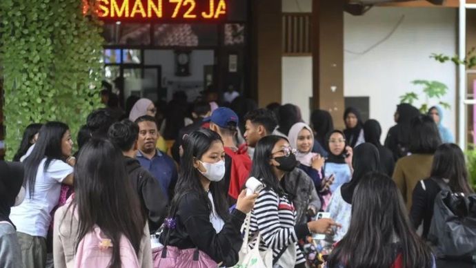 Sejumlah siswa berkumpul di halaman sekolah untuk mengambil barang-barang yang tertinggal di SMA Negeri 72 Jakarta, Sabtu (8/11/2025). Siswa SMAN 72 Jakarta mendatangi sekolah untuk mengambil barang-barang seperti sepatu, tas, laptop dan sepeda yang tertinggal di sekolah usai insiden ledakan pada Jumat 7 November 2025. ANTARA FOTO/Hafidz Mubarak A/nym.