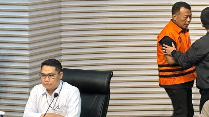 Pelaksana Tugas Deputi Penindakan dan Eksekusi Komisi Pemberantasan Korupsi Asep Guntur Rahayu (kiri) memperlihatkan Bupati Ponorogo, Jawa Timur, Sugiri Sancoko sebagai tersangka kasus dugaan suap pengurusan jabatan, serta dugaan suap proyek pekerjaan di Rumah Sakit Umum Daerah Dr. Harjono Ponorogo dan penerimaan lainnya di lingkungan Pemerintah Kabupaten Ponorogo, di Gedung Merah Putih KPK, Jakarta, Minggu 9 November 2025. ANTARA/Rio Feisal