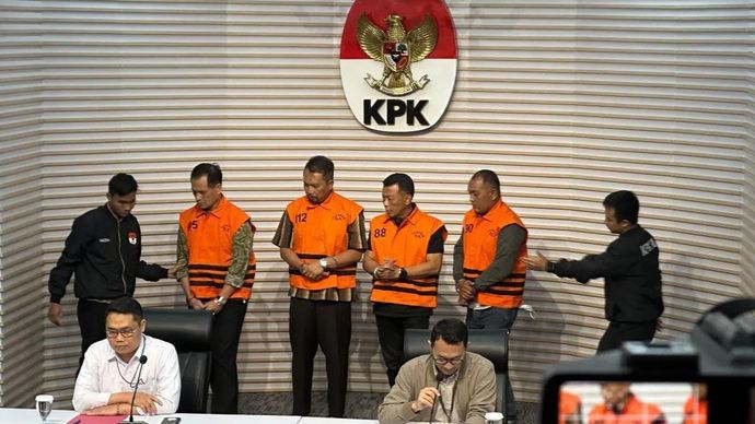 Pelaksana Tugas Deputi Penindakan dan Eksekusi Komisi Pemberantasan Korupsi Asep Guntur Rahayu (depan, kiri) bersama Juru Bicara KPK Budi Prasetyo (depan, kanan) memperlihatkan keempat tersangka dugaan suap pengurusan jabatan, serta dugaan suap proyek pekerjaan di Rumah Sakit Umum Daerah Dr. Harjono Ponorogo dan penerimaan lainnya di lingkungan Pemerintah Kabupaten Ponorogo, yakni (kiri-kanan) Direktur RSUD Dr. Harjono Ponorogo Yunus Mahatma, Sekretaris Daerah Ponorogo Agus Pramono, Bupati Ponorogo Sugiri Sancoko, serta Sucipto selaku pihak swasta atau rekanan RSUD Ponorogo di Gedung Merah Putih KPK, Jakarta, Minggu 9 November 2025. (ANTARA/Rio Feisal)